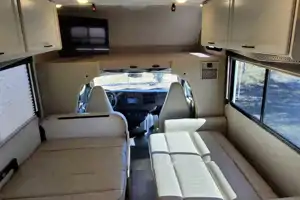 La Vie de Chateau / Castle Life (Thor Motor Coach Chateau 26B Class C)