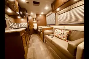 25 WINNIE-SLEEPS 8 - SOLAR - COUCH & DINETTE-2 QUEEN Bed! WiFi-Budget Family RV