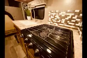 25 WINNIE-SLEEPS 8 - SOLAR - COUCH & DINETTE-2 QUEEN Bed! WiFi-Budget Family RV