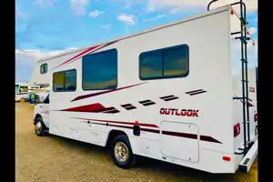 25 WINNIE-SLEEPS 8 - SOLAR - COUCH & DINETTE-2 QUEEN Bed! WiFi-Budget Family RV