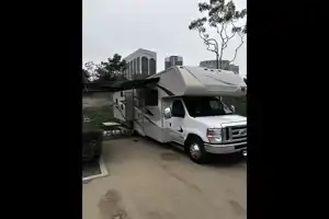 Family Adventurer Winnebago Minnie Winnie 31H Class C