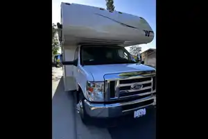 Family Adventurer Winnebago Minnie Winnie 31H Class C