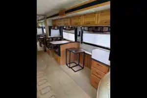 Luxury 2006 Monaco Knight Diesel Pusher