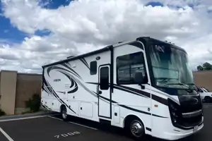Entegra Coach Vision 31V- sleeps 8, private master bedroom