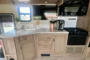 Entegra Coach Vision 31V- sleeps 8, private master bedroom