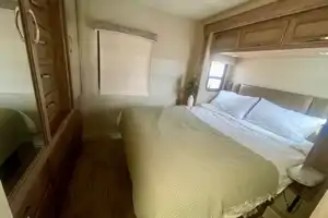Entegra Coach Vision 31V- sleeps 8, private master bedroom