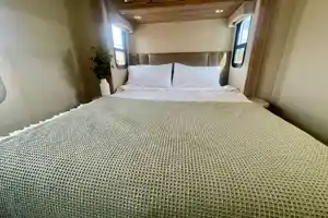 Entegra Coach Vision 31V- sleeps 8, private master bedroom