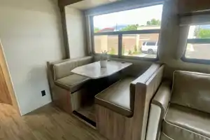 Entegra Coach Vision 31V- sleeps 8, private master bedroom
