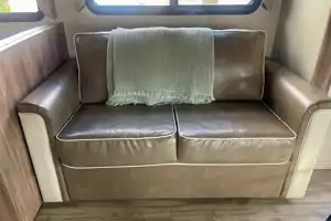 Entegra Coach Vision 31V- sleeps 8, private master bedroom