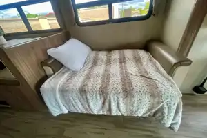 Entegra Coach Vision 31V- sleeps 8, private master bedroom