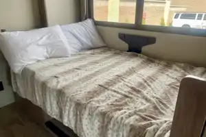 Entegra Coach Vision 31V- sleeps 8, private master bedroom
