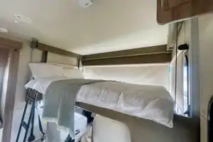 Entegra Coach Vision 31V- sleeps 8, private master bedroom