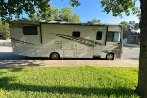 Leslie’s Happy Camper Winnebago Vista Class A