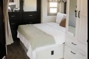 Modern Jayco Redhawk 24b- solar, sleeps 6
