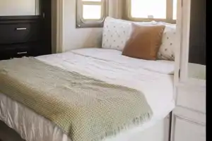 Modern Jayco Redhawk 24b- solar, sleeps 6