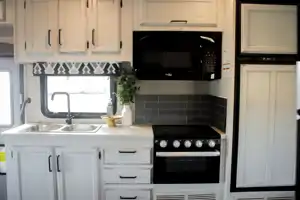 Modern Jayco Redhawk 24b- solar, sleeps 6