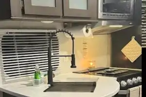 Country Charm RV; Luxe Listing