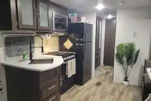 Country Charm RV; Luxe Listing