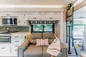 RV Henrietta