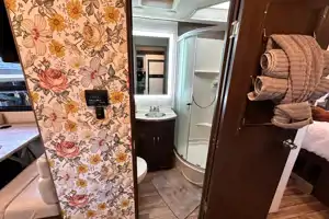 Renovated RV - WiFi, Pets, Jeep, Off-Grid Friendly, Towing, 24/7 Support, Near Airport