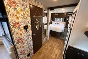 Renovated RV - WiFi, Pets, Jeep, Off-Grid Friendly, Towing, 24/7 Support, Near Airport