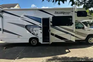 HIGHWAY TO HEAVEN Thor Motor Coach Freedom Elite 26E Class C