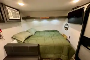 The Cozy Cabin Cruiser (0000)