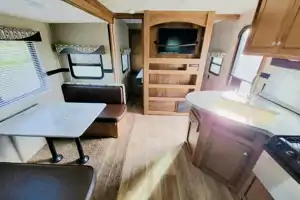 Spacious Clean 27.5' Travel Trailer w/ Slide-out Dinette 
