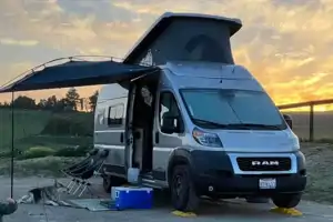 Winnebago Solis - The Happy Glamper! (4 seatbelts, sleeps 4) - Santa Ana queen