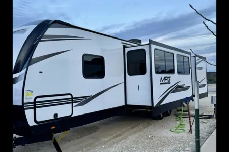 MPG Glamper’s Mansion w/ 2 Bedrooms & Outdoor Kitchen