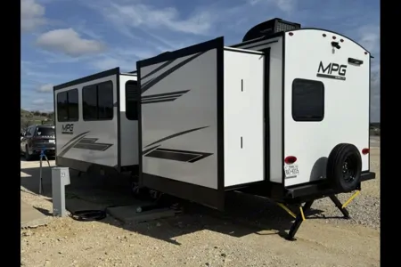 MPG Glamper’s Mansion w/ 2 Bedrooms & Outdoor Kitchen