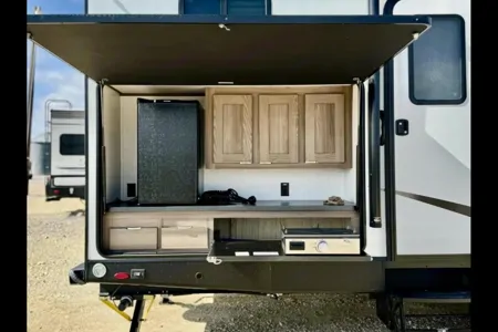 MPG Glamper’s Mansion w/ 2 Bedrooms & Outdoor Kitchen