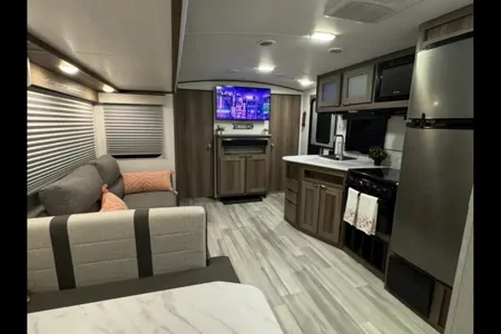 MPG Glamper’s Mansion w/ 2 Bedrooms & Outdoor Kitchen