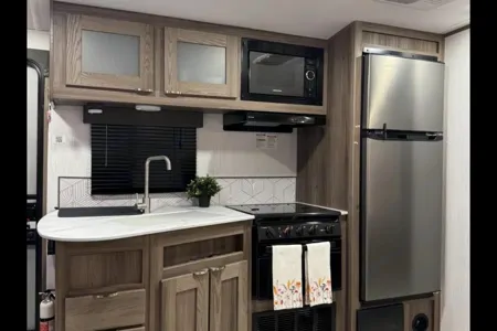 MPG Glamper’s Mansion w/ 2 Bedrooms & Outdoor Kitchen