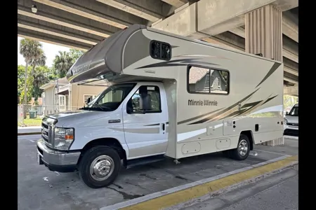 Kenneth 's Winnebago Minnie Winnie 22r Class C
