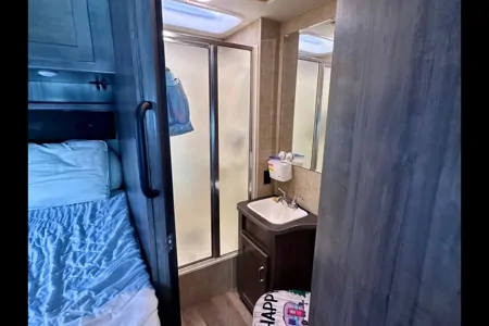 Kenneth 's Winnebago Minnie Winnie 22r Class C