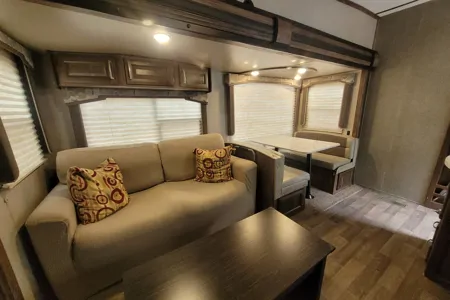 Family Creekside RV Cottage-15 Min from Beach