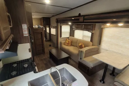 Family Creekside RV Cottage-15 Min from Beach