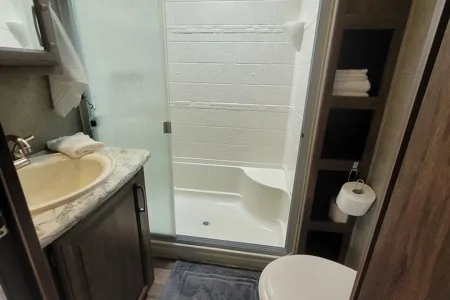 Family Creekside RV Cottage-15 Min from Beach