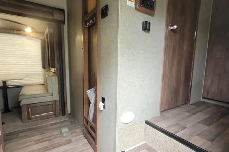 Family Creekside RV Cottage-15 Min from Beach