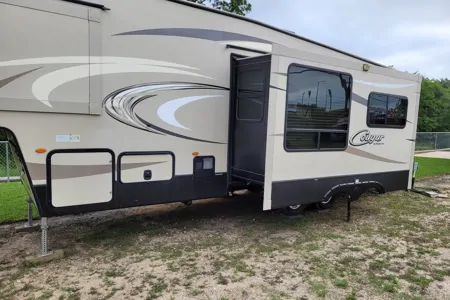 Family Creekside RV Cottage-15 Min from Beach