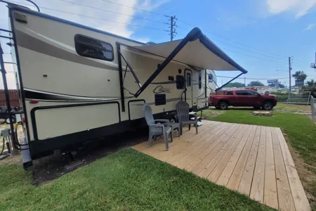 Family Creekside RV Cottage-15 Min from Beach