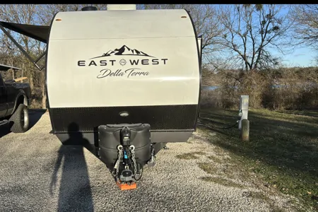 East to West Della Terra BH271 Travel Trailer