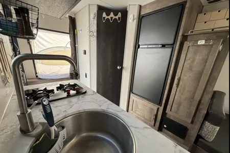 ✨ STRESS-FREE GETAWAY ✨ | We Deliver & Set Up! | Sleeps 6 | Modern Hybrid