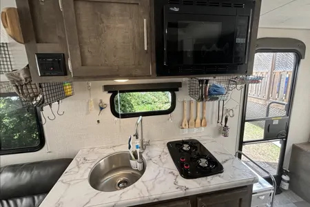 ✨ STRESS-FREE GETAWAY ✨ | We Deliver & Set Up! | Sleeps 6 | Modern Hybrid