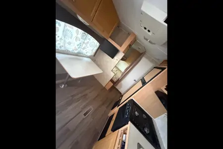 Dee’s Thor Wave 25’  Travel Trailer