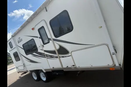 Dee’s Thor Wave 25’  Travel Trailer