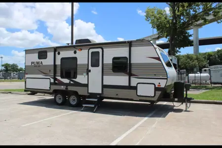 Super light Palomino Puma XLE Travel Trailer