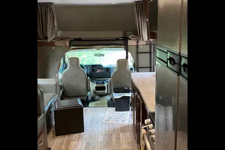 Jennifer 's Forest River 3010DS Class C