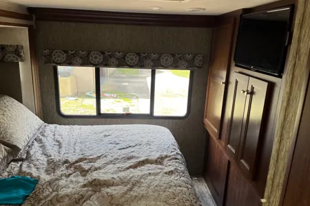 Jennifer 's Forest River 3010DS Class C